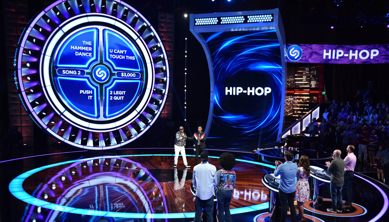 BEAT SHAZAM:  L-R: Special guest MC Hammer and host Jamie Foxx in BEAT SHAZAM airing Thursdays (8:00-9:00 PM ET/PT) on FOX. CR: Michael Becker / FOX. © 2017 FOX Broadcasting Co.