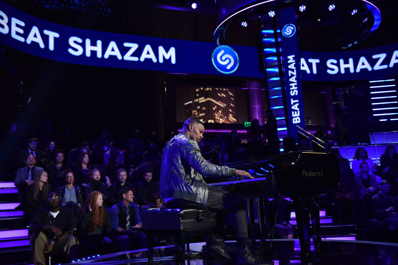 BEAT SHAZAM: Host Jamie Foxx in BEAT SHAZAM airing Thursdays (8:00-9:00 PM ET/PT) on FOX. CR: Michael Becker / FOX. © 2017 FOX Broadcasting Co.