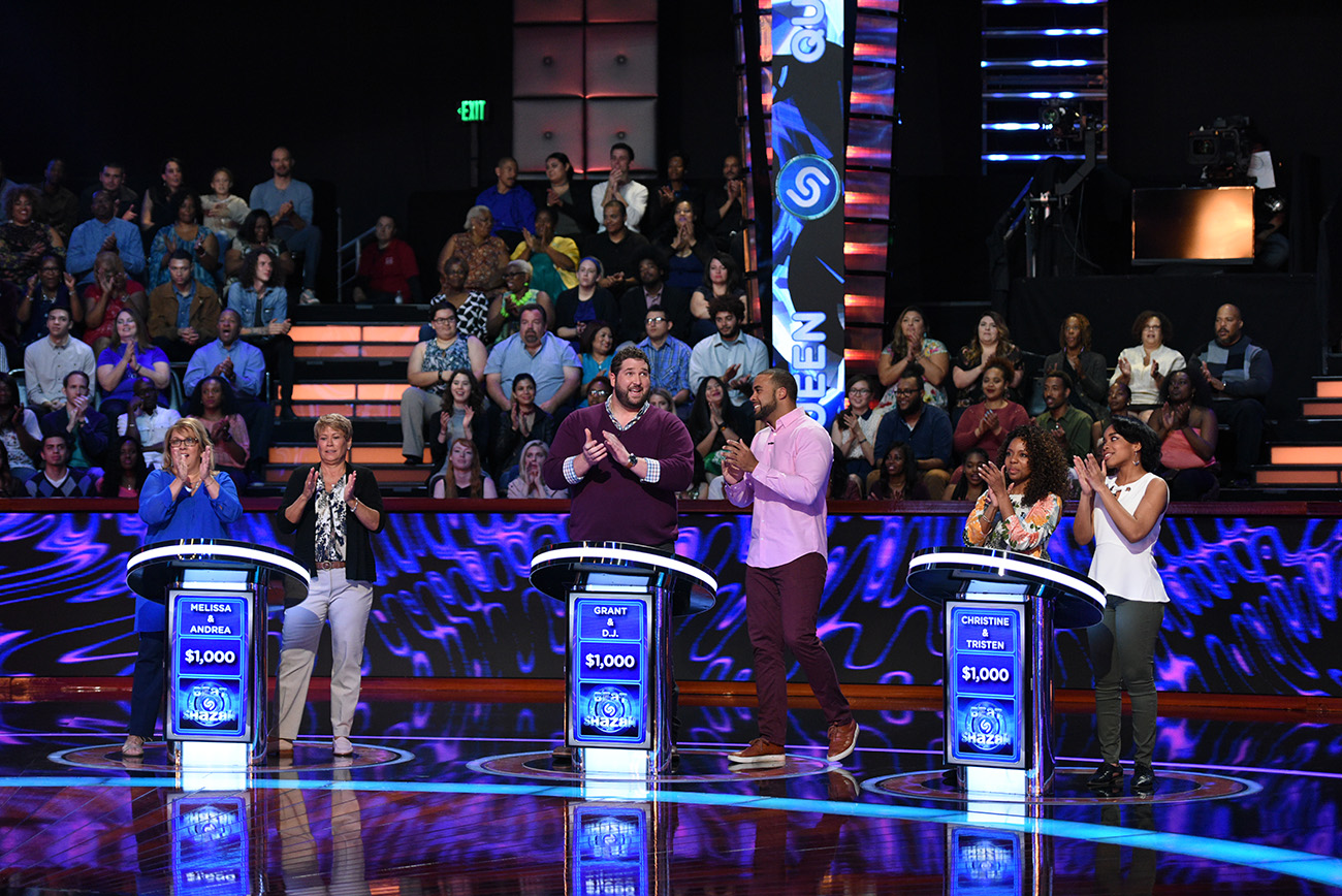 BEAT SHAZAM: L-R: Jamie Foxx with contestants in the all-new “Episode Two” episode of BEAT SHAZAM airing Thursday, June 1 (8:00-9:00 PM ET/PT) on FOX. © 2017 FOX Broadcasting Co. CR: Michael Becker / FOX.