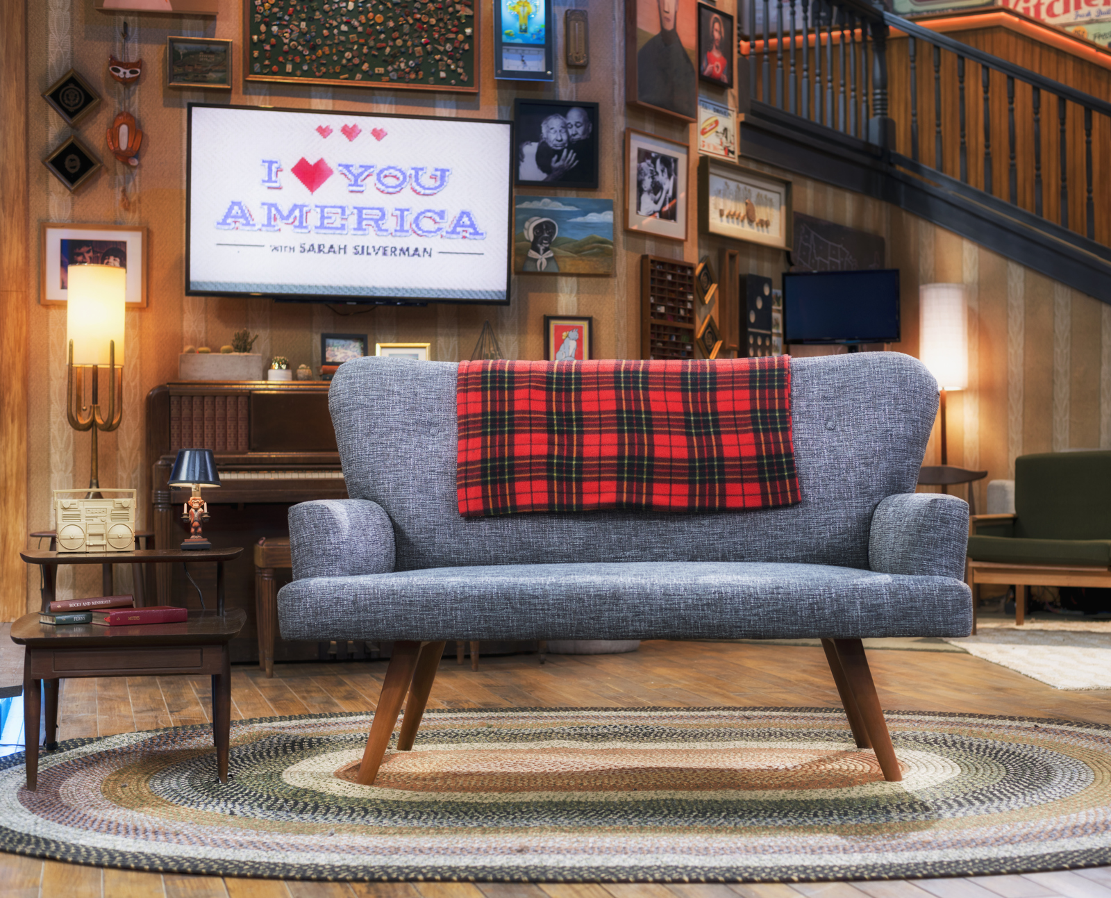 ncs_i-love-you-america-sarah-silverman-scenic-design-couch_0004