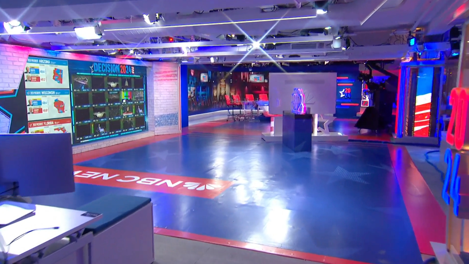 NBC-News_studio-4e_election-night_019