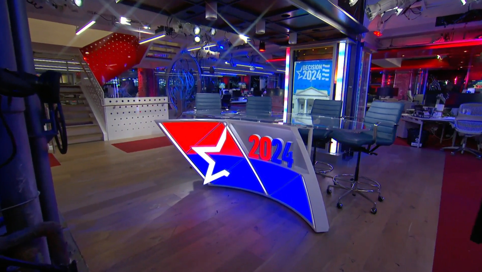 NBC-News_studio-4e_election-night_020